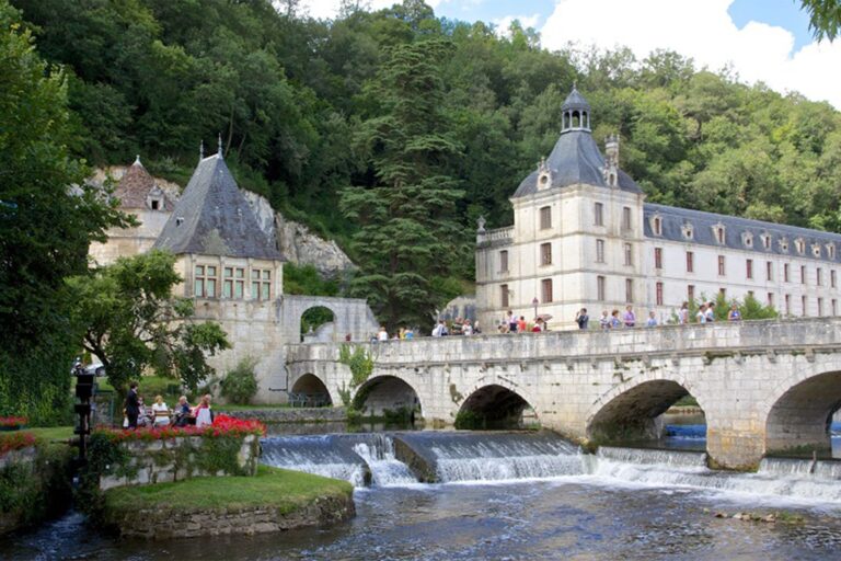 Découvrez Brantôme, la Venise du Périgord : un voyage entre rivière et histoire